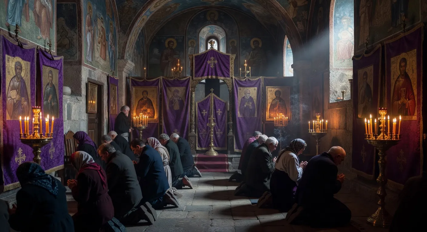 Interieur d'une eglise ukrainienne pendant le Grand Careme avec fideles en priere et icones