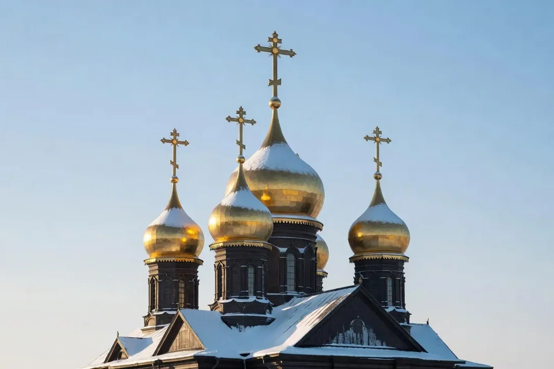 Coupoles dorées en bulbe d'une église orthodoxe russe surmontées de croix, ciel d'hiver